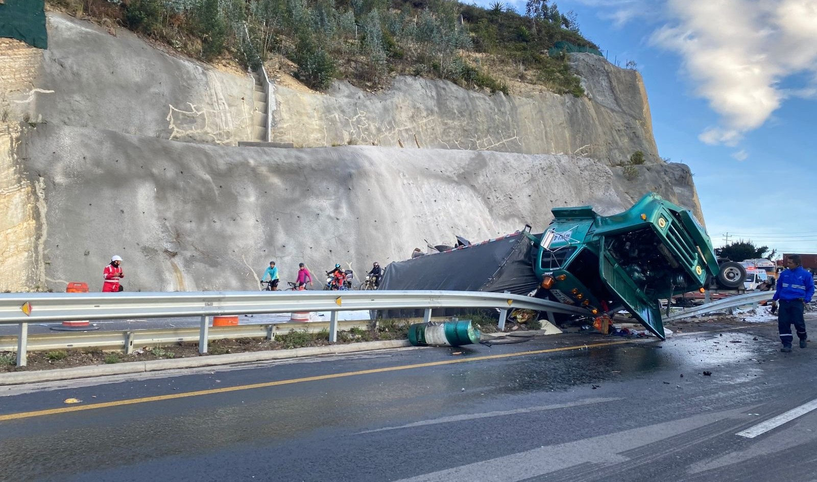 Accidente entre dos tractocamiones en la vía Bogotá – Girardot
