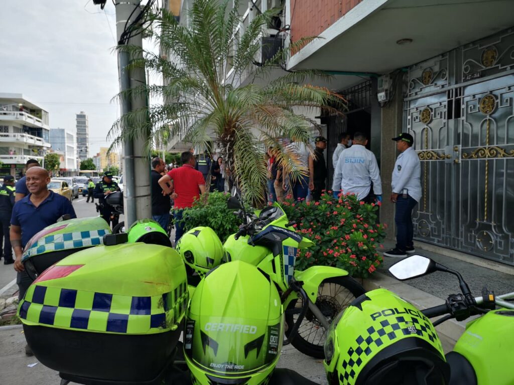 Policía acordona edificio en el norte de Barranquilla tras hallazgo de hombre asesinado
