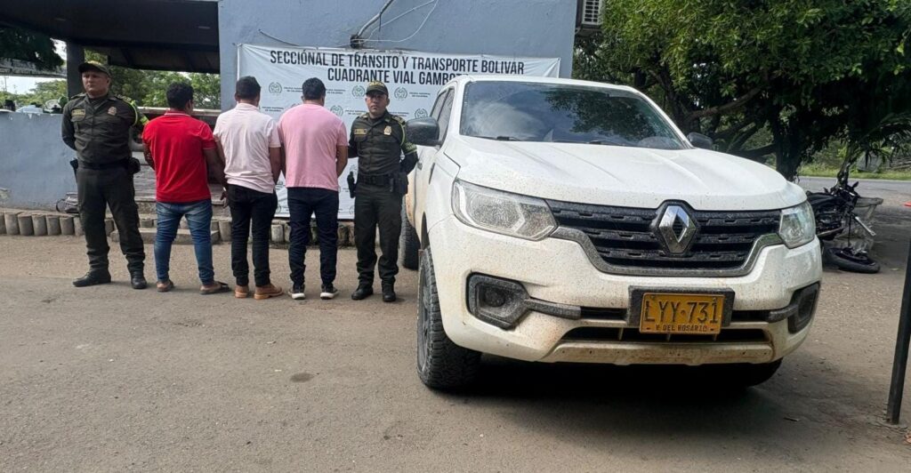 Camioneta recuperada por la Policía Nacional en Bolívar tras operativo en la vía 9006.