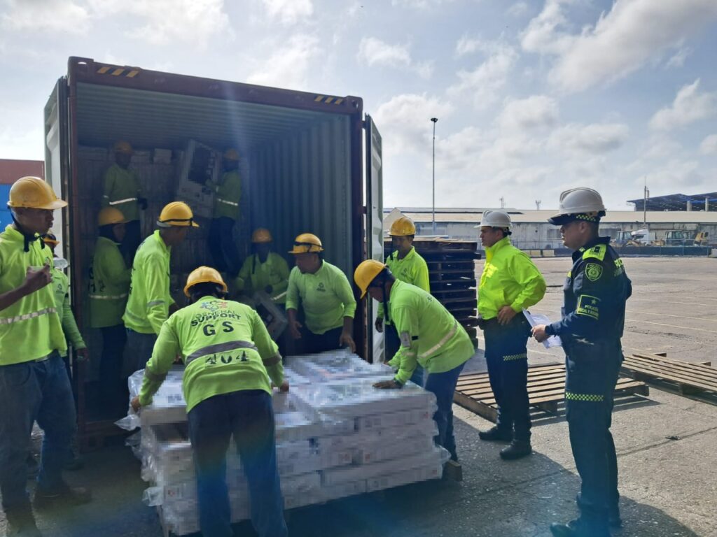 Televisores decomisados en el puerto de Barranquilla durante operativo contra el contrabando