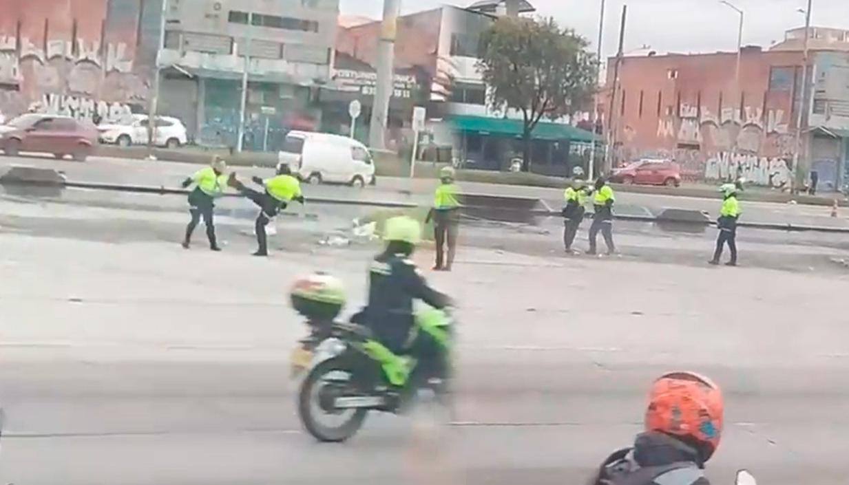 policías se pelearon en vía pública